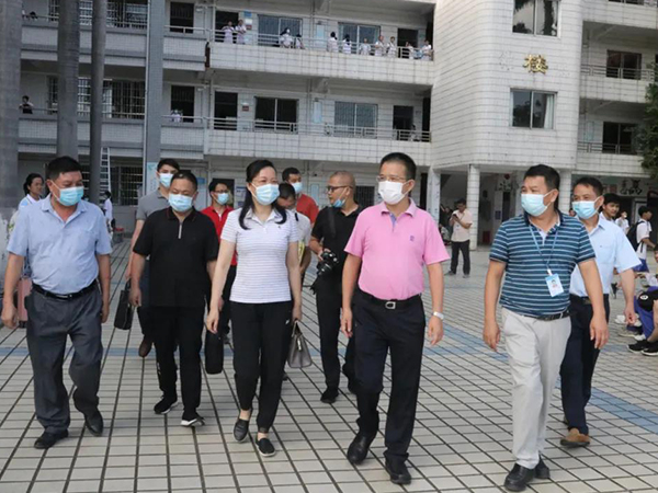 县委副书记、县长蔡旭东检查高考前准备工作