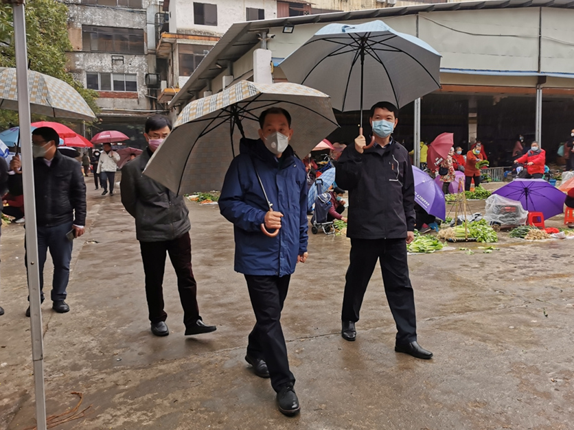 县委书记董和平检查市场疫情防控工作——严格落实防控措施 营造干净卫生购物环境