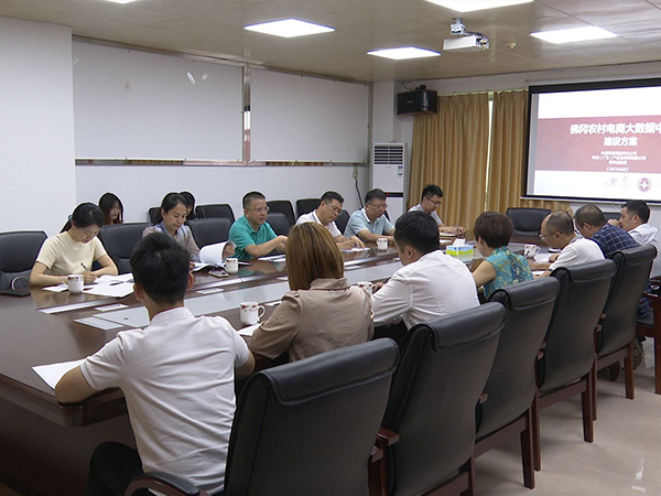 县委副书记、县长蔡旭东到县电子商务产业园调研