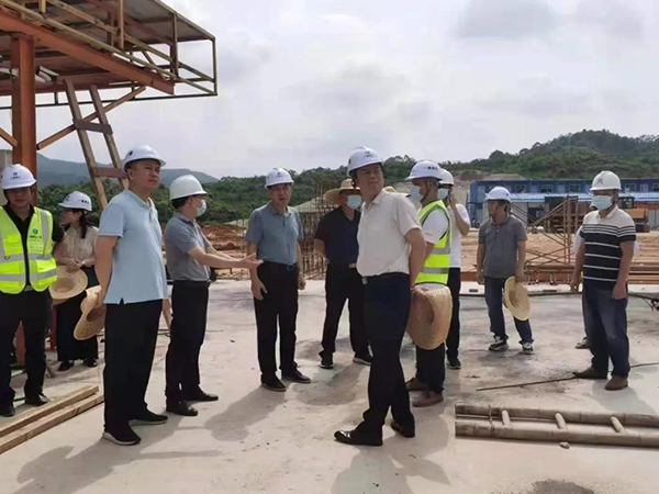 县委书记董和平率队督查龙凤大道及体育中心建设工程推进情况