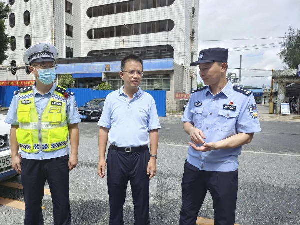 县委副书记、县长蔡旭东检查佛冈交通整治执勤点道路安全及部分“三小场所”消防安全工作