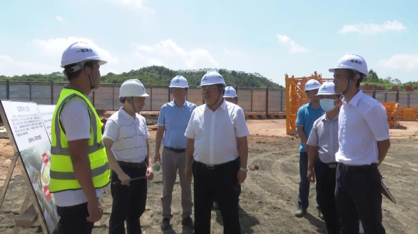 县政协主席袁卫国率队调研龙凤大桥和体育中心项目建设情况