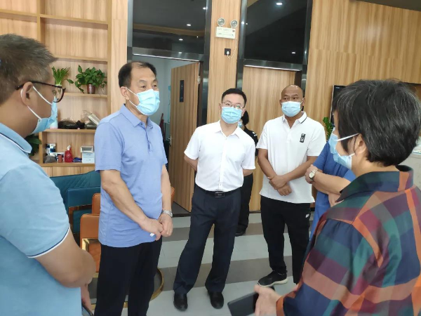 董和平、江红平率队督导检查佛冈集中隔离点管控、企业疫情防控工作