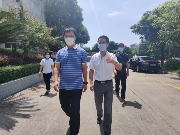 县委副书记潘浩到龙山镇调研企业生产发展情况