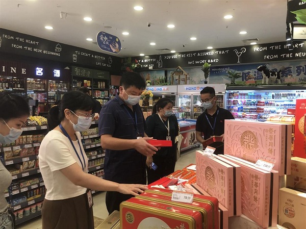 佛冈县市场监督管理局开展节前食品药品安全检查1.jpg