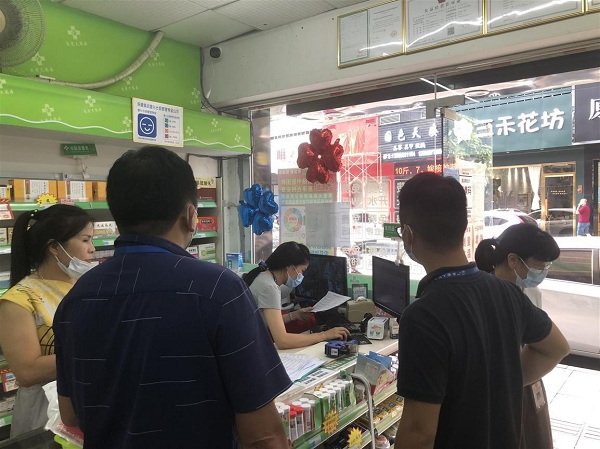 佛冈县市场监督管理局开展节前食品药品安全检查2.jpg