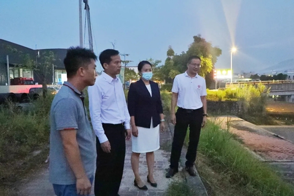 县委书记潘国标开展节前“河长制”巡河工作
