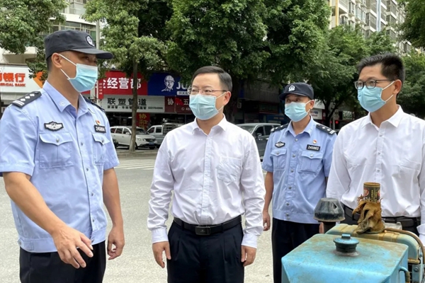 县委副书记、县长江红平率队督导我县最严交通安全整治行动