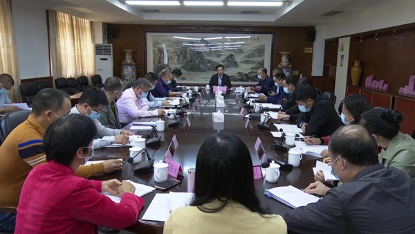县委书记潘国标主持召开《十三届县委工作报告》征求意见座谈会