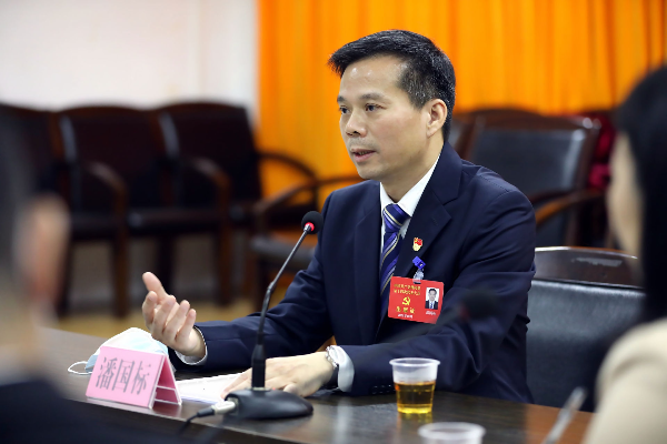县委书记潘国标、县委副书记、县长江红平参加党代会代表团分组讨论