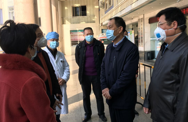 董和平慰问坚守岗位的医护工作人员