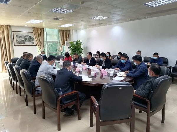 县委副书记、县长江红平主持召开县政府党组会议和十五届第98次县政府常务会议