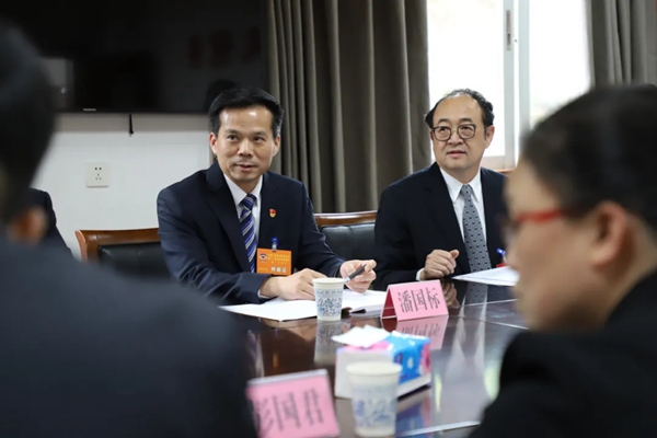 政协委员分组讨论  踊跃参政议政