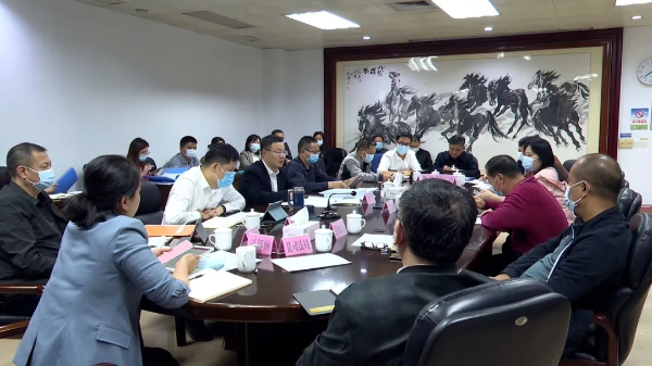 县委副书记、县长江红平主持召开县政府党组会议和十六届第1次县政府常务会议