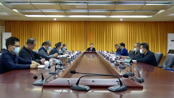 县委副书记、县长江红平主持召开县政府党组会议和十六届第2次县政府常务会议