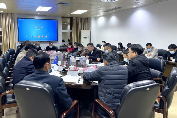 县委副书记、县长江红平主持召开县政府党组会议和十六届第3次县政府常务会议