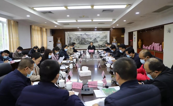 县委书记潘国标主持召开龙凤新区、县体育馆、龙凤大道、省道252线有关工作协调会