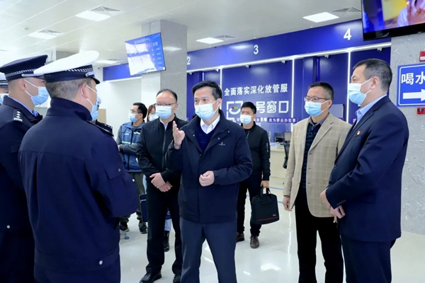 县委书记潘国标率队督导检查节前道路交通安全、疫情防控、安全生产等工作