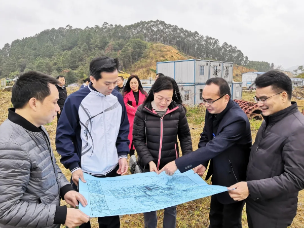 县委书记潘国标率队到佛冈县职业技术学校新校区现场调研办公
