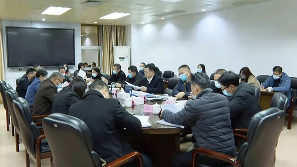 县委副书记、县长江红平主持召开县政府党组会议和十六届第5次县政府常务会议
