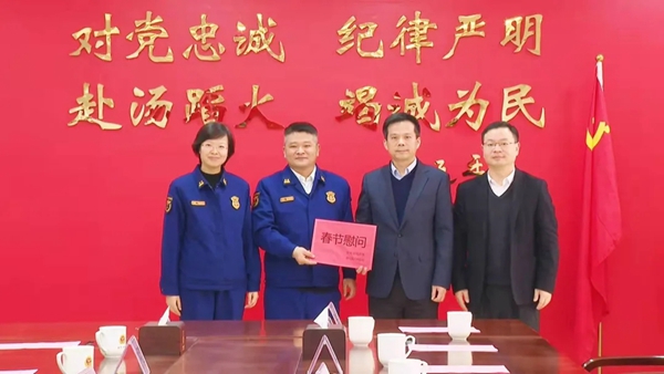 县委书记潘国标，县委副书记、县长江红平率春节慰问团到清远市慰问驻军部队