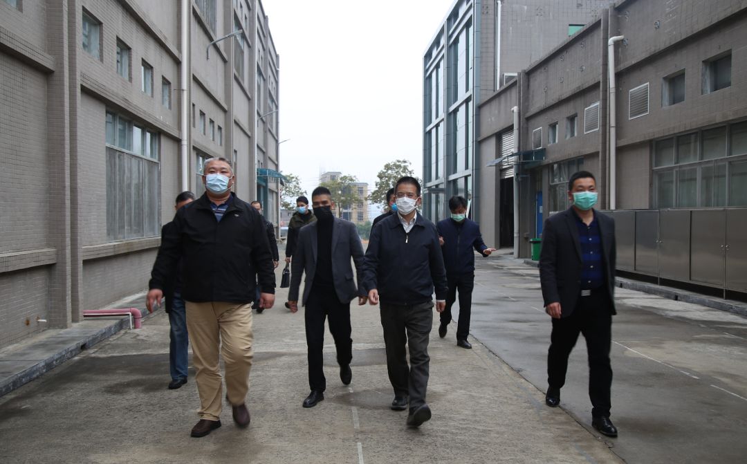 县委副书记、县长蔡旭东率队到迳头镇检查指导企业复工复产和疫情防控工作