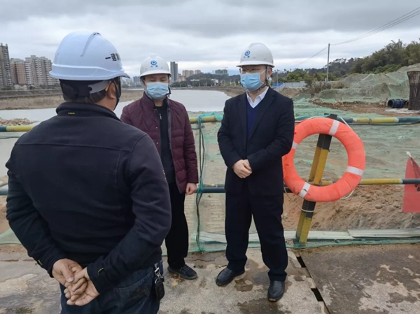 县委副书记、县长江红平到龙凤新区体育中心和龙凤大道检查建设项目进度情况