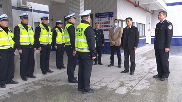 县委书记潘国标，县委副书记、县长江红平看望慰问坚守在第一线的工作人员