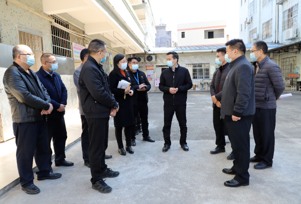 县委书记潘国标，县委副书记、县长江红平分别率队到佛冈部分学校，检查春季学期开学疫情防控、校园安全等工作