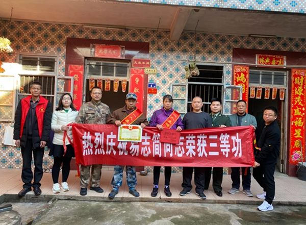 县人武部联合县退役军人事务局为荣立三等功的现役军人家属送喜报