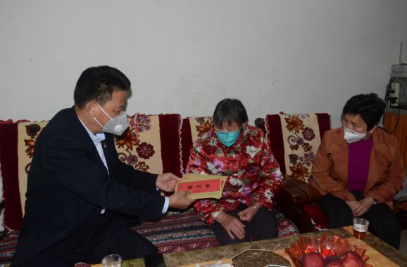 副县长朱小松慰问驰援武汉的佛冈县汤塘籍医务人员冯剑锋和黄媛夫妻的家属