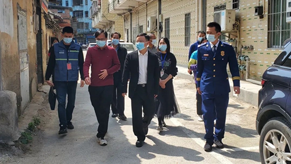 县委副书记、县长江红平率队督导检查佛冈“三小场所”及楼道走廊消防安全工作