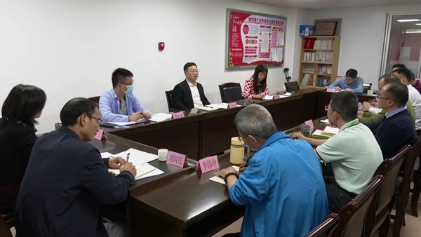 县委副书记、县长江红平率队到县工业和信息化局开展工作调研
