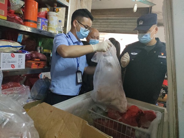 县市场监管局联合多部门开展进口冷链食品冷库专项检查工作2.jpg