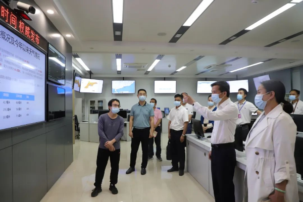 县委书记潘国标率队到县气象台（预警信息发布中心）调研督导强降雨应对工作