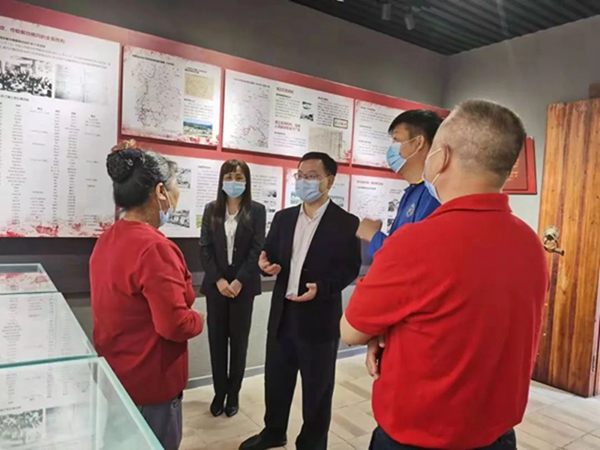 县委副书记、县长江红平率队到石角镇黄花存久洞村进行实地调研