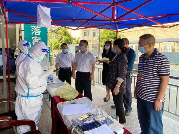 县委副书记、县长江红平率队督导检查重点场所疫情防控工作
