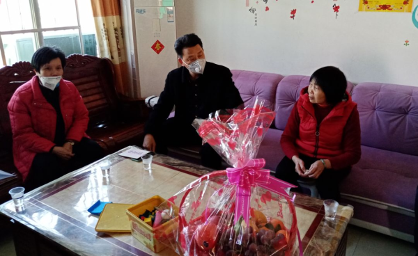 副县长朱小松率慰问组走访慰问佛冈驰援湖北医疗队队员的家属