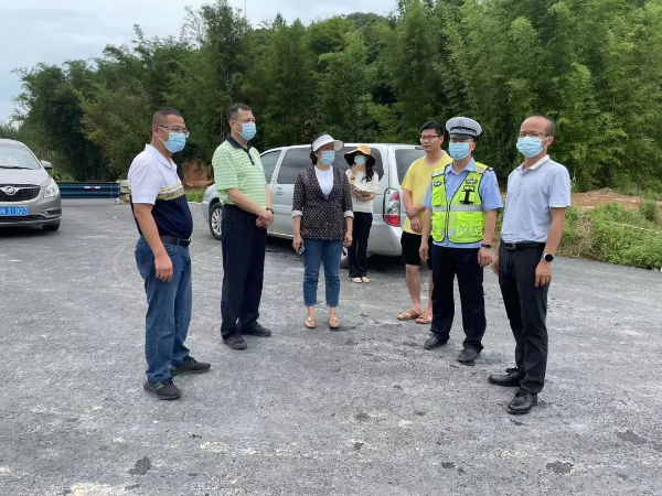 副县长温建雄、冯郁娴率队到石角镇观山村调研农村道路隐患治理工作