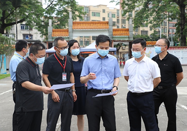 县委书记潘国标，县委副书记、县长江红平率队到佛冈一中和佛冈中学调研高考考点准备工作