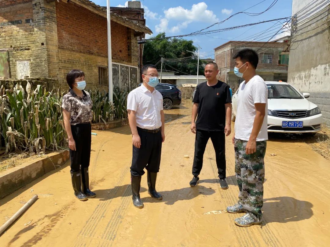 县委副书记、县长江红平到龙山镇良塘村、下岳村实地指导灾后复工复产工作
