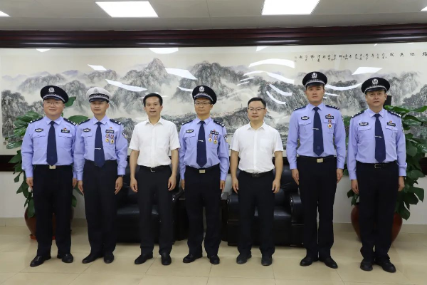 县委书记潘国标，县委副书记、县长江红平会见受到全国、省表彰的佛冈公安系统英雄模范和立功个人代表