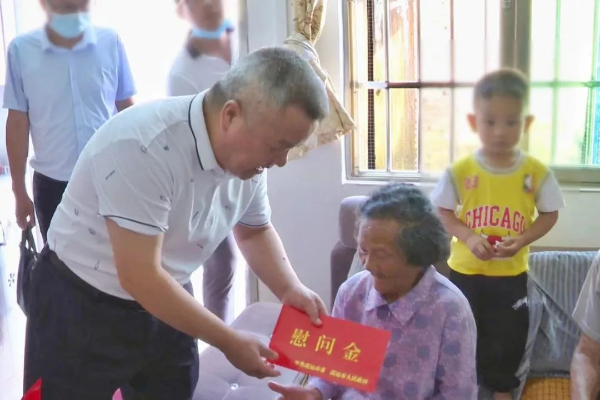 “七一”将至，市县领导慰问佛冈老党员