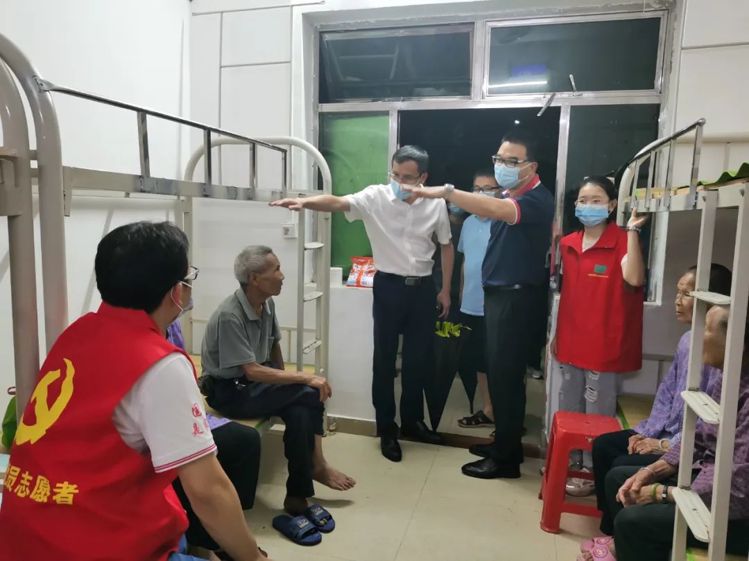 副市长苏锦丹到佛冈县龙山镇民安中学临时安置点督导检查抗洪救灾工作