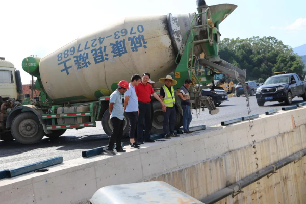 县人大常委会主任黄河到省道252线（环城北路）、龙凤大道、县体育馆等地督导检查省运会各项准备工作