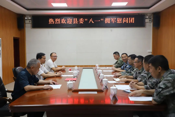 “八一”前夕，县四套班子领导走访慰问驻佛部队和重点优抚对象
