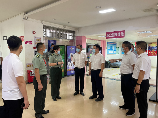 县委副书记、县长江红平率队督导检查征兵体检工作