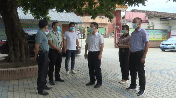 县委副书记、县长江红平率队到汤塘镇检查部署第七号台风“木兰”防御工作，并调研美丽乡村风貌带建设等工作