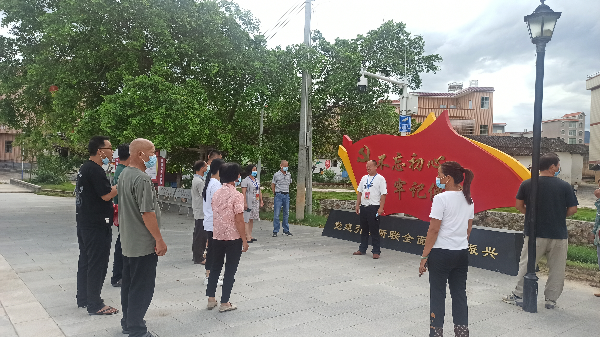 新联村党总支书记林奕想向村民小组长分享乡村治理经验.jpg