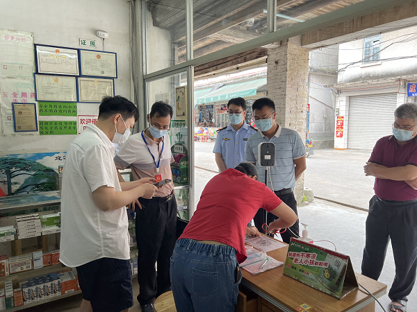 佛冈县市场监管局迳头所开展诊所和药店疫情防控联合执法检查2.png